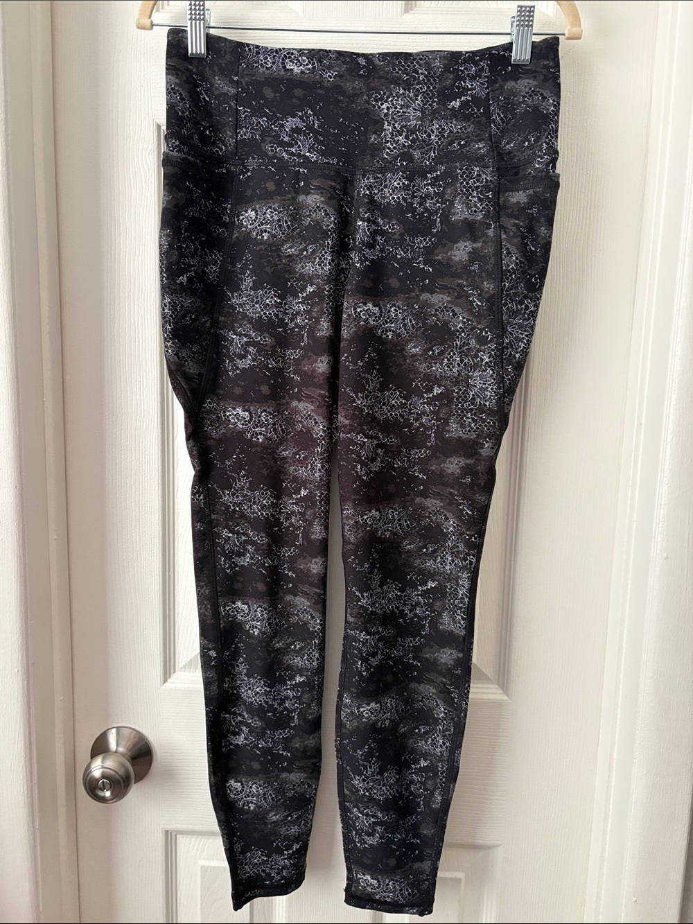 Lane Bryant LIVI ACTIVE Black & Gray Patterned Leggings 10/12